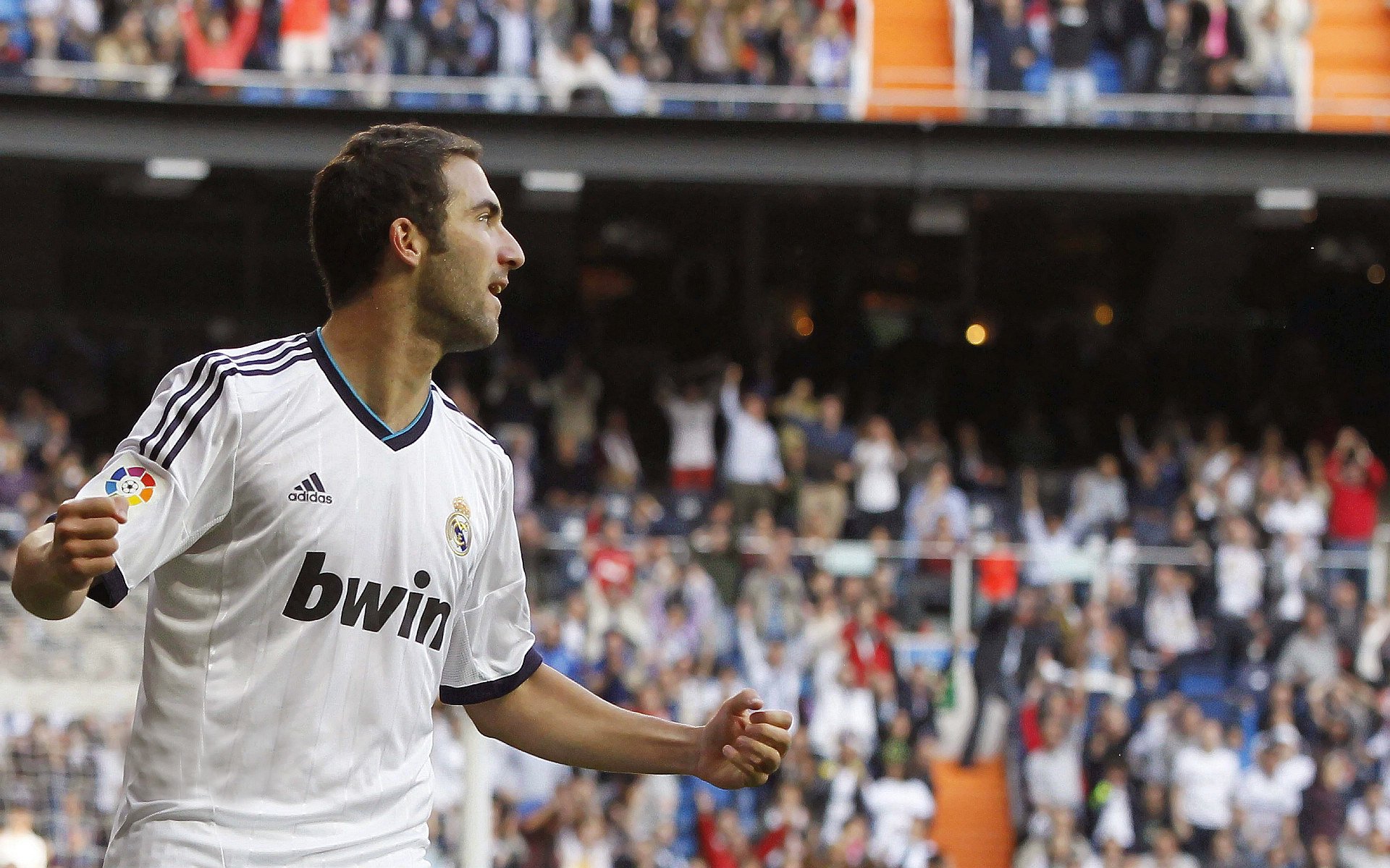 莱斯特城主帅瓜迪奥拉调整战术以备战下场比赛，瓜迪奥拉和莱万多夫斯基