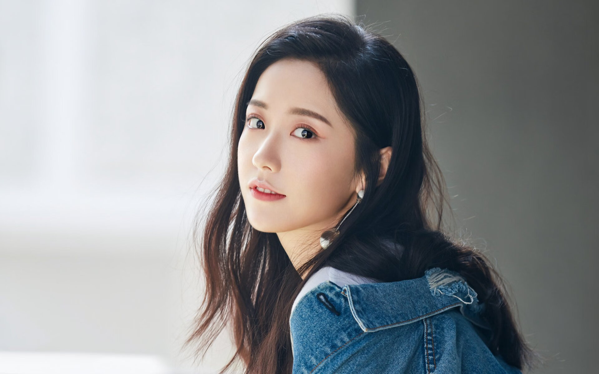 莱斯特城主帅瓜迪奥拉调整战术以备战下场比赛，瓜迪奥拉和莱万多夫斯基