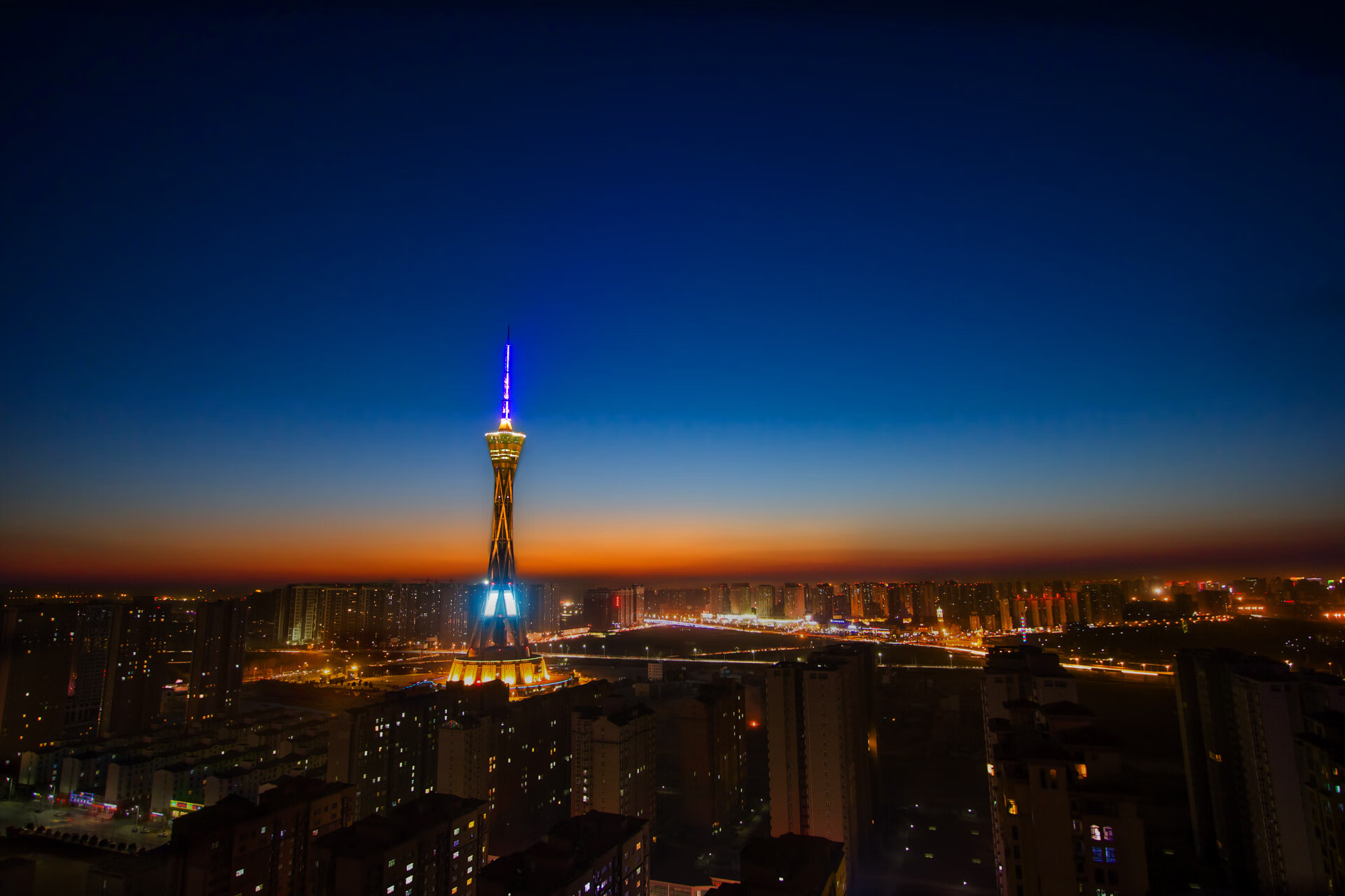 球迷狂欢：现场氛围火爆，激烈赛事不断，球迷狂欢节